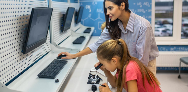 初尝人妻滑进去了莹莹视频