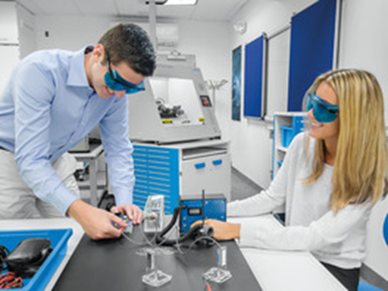 初尝人妻滑进去了莹莹视频