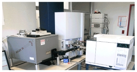 初尝人妻滑进去了莹莹视频